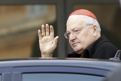 ARCHIVO - El cardenal Angelo Sodano llega para una reunión en el Vaticano, el viernes 8 de marzo de 2013. Sodano, un otrora poderoso prelado italiano que durante mucho tiempo se desempeñó como funcionario número 2 del Vaticano, murió el viernes 27 de mayo de 2022. Tenía 94 años. (AP Foto/Alessandra Tarantino, Archivo)