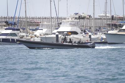 Agentes de la Guardia Civil trabajan en el puerto de Santa Cruz de Tenerife, España, el viernes 11 de junio de 2021. estaba conmocionada el viernes luego de que los investigadores que rastreaban el lecho marino frente a las Islas Canarias hallaron el cuerpo de una de las dos hermanas a las que su padre se llevó hace semanas sin el consentimiento de la madre. (Europa Press vía AP)