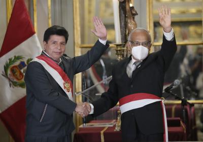 El presidente peruano Pedro Castillo, izquierda, saluda junto a su nuevo jefe de gabinete, Aníbal Torres, durante la juramentación del nuevo gabinete de Castillo en el palacio de gobierno, el martes 8 de febrero de 2022, en Lima, Perú. (AP Foto/Martín Mejía)