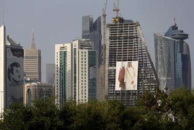 En esta foto de archivo, la imagen del emir de Qatar, el jeque Tamim bin Hamad Al Thani, en una torre en Doha, Qatar, el 5 de mayo de 2018. Qatar estará en primera plana como nunca antes con motivo del Mundial de la FIFA que arranca en noviembre, (AP Foto/Kamran Jebreili, archivo)