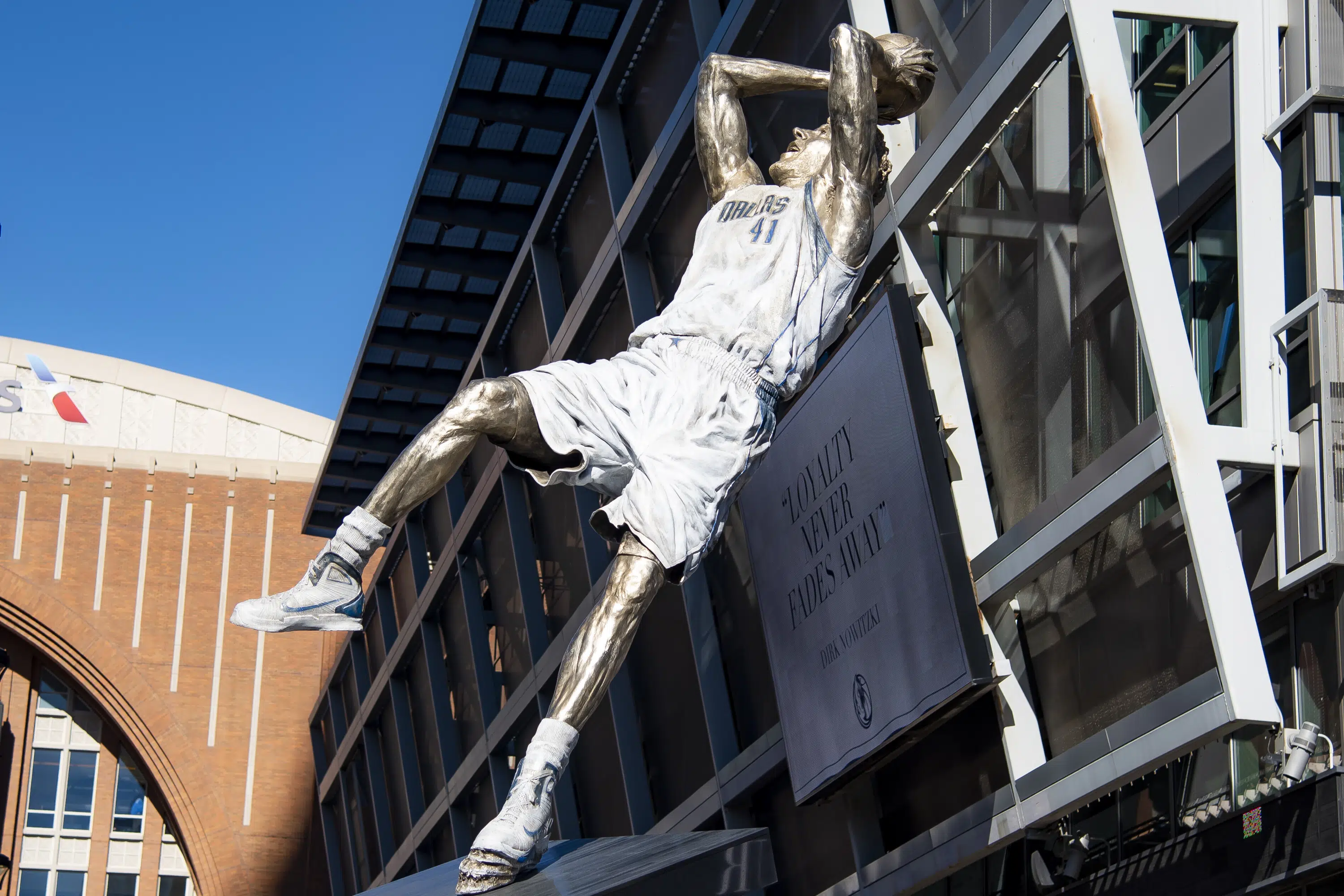 Mavs unveil Nowitzki statue before Christmas game vs. Lakers - The Associated Press - en Español