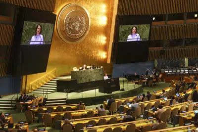 La ministra de Relaciones Exteriores de Alemania Annalena Baerbock se dirige a la Asamblea General de Naciones Unidas antes de una votación sobre una resolución para ratificar la integridad territorial de Ucrania y pedir el cese de hostilidades después de la invasión rusa, el jueves 23 de febrero de 2023, en las instalaciones de la ONU. (AP Foto/Bebeto Matthews)