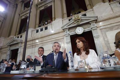 El presidente Alberto Fernández se dirige a la nación en el Congreso, junto con la vicepresidenta Cristina Fernández, durante la sesión de apertura de las sesiones ordinarias del Parlamento en Buenos Aires, Argentina, el martes 1 de marzo de 2022. (Juan Ignacio Roncoroni, Pool foto vía AP)
