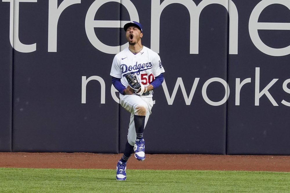 El jardinero derecho de los Dodgers de Los Ángeles Mookie Betts celebra después de robarle una casa a Marcell Ozuna de los Bravos de Atlanta durante la quinta entrada en el Juego 6 de una Serie de Campeonato de la Liga Nacional de la MLB el sábado 17 de octubre de 2020.