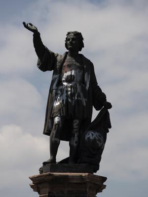 Una estatua de Cristóbal Colón vandalizada, en la avenida Paseo de la Reforma en Ciudad de México, el 28 de septiembre de 2020. El gobierno anunció el domingo 5 de septiembre de 2021 que la estatua será reemplazada por una en honor a las mujeres indígenas. (Foto AP/Marco Ugarte, Archivo)