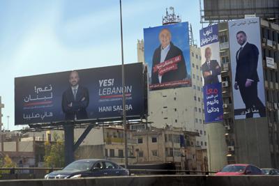 Carteles de campaña para las elecciones parlamentarias del 15 de mayo, en Beirut, Líbano, el 14 de abril de 2022. (Foto AP/Hussein Malla, archivo)