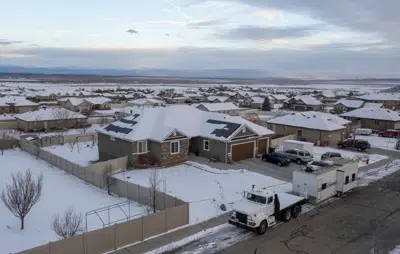 Casa donde la víspera ocho personas de una misma familia fueron encontradas muertas en Enoch, Utah, el jueves 5 de enero de 2023. (Ben B. Braun/The Deseret News vía AP)