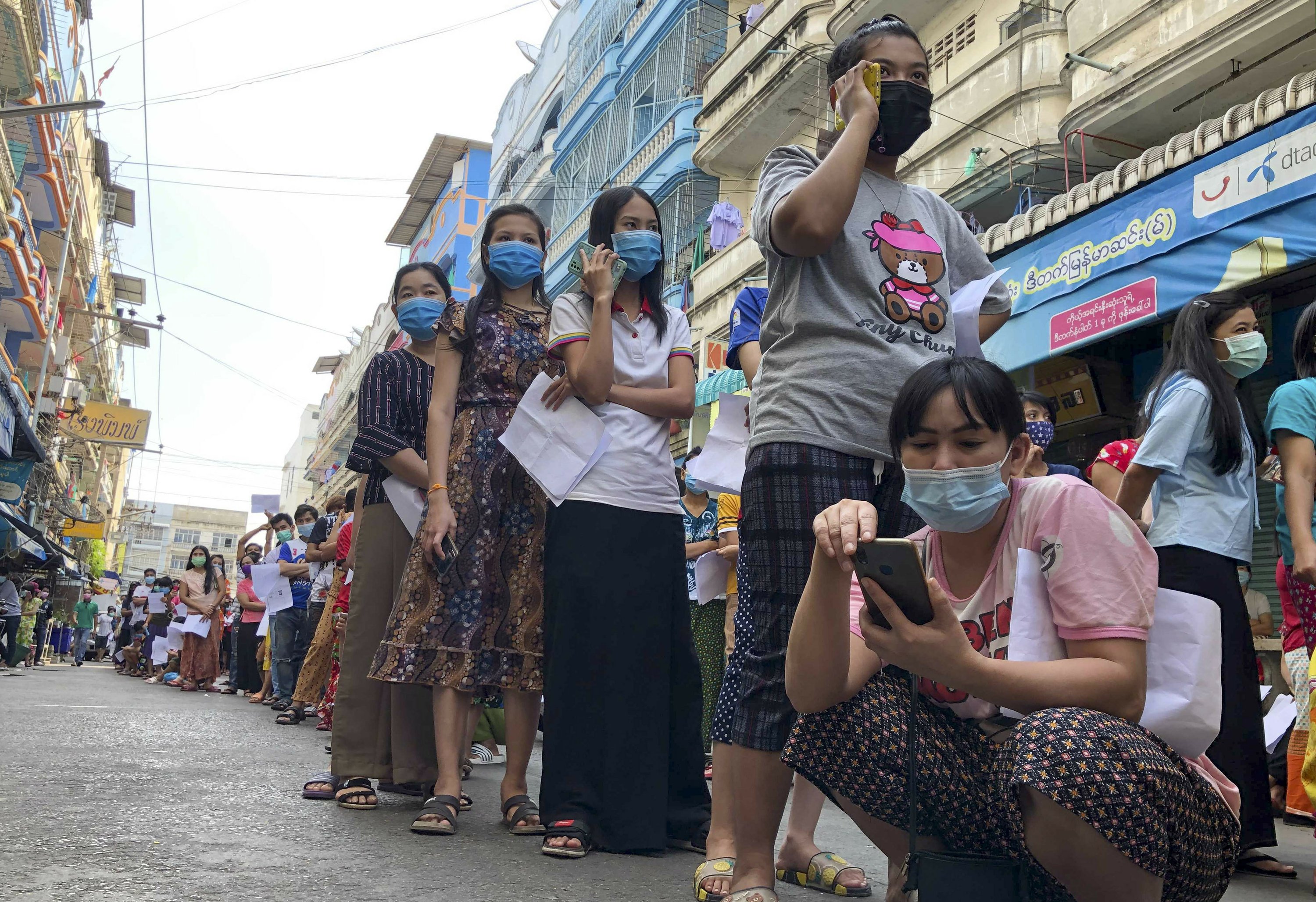 Thousands line up for COVID-19 tests in Thailand