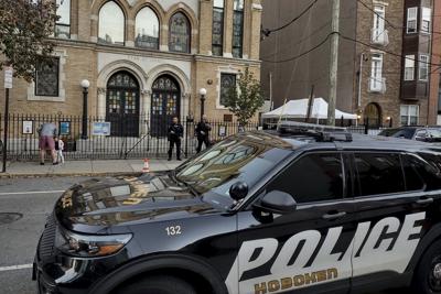 Agentes de policía montan guardia frente a la sinagiga de Hoboken, Nueva Jersey, 3 de noviembre de 2022. Un hombre ha sido acusado de amenazar sinagogas y otras instituciones judías. (AP Foto/Ryan Kryska)