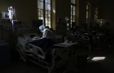 Un paciente con COVID-19 es atendido en la UCI del Hospital General de La Paz, Bolivia, el miércoles 23 de junio de 2021. Bolivia vive una tercera ola de contagios, según autoridades de salud. (Foto AP/Juan Karita)