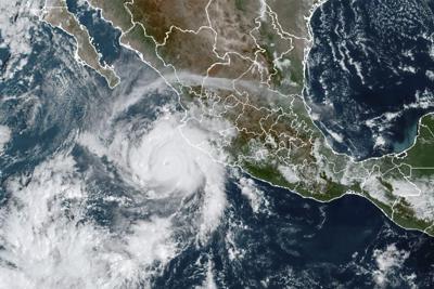 Imagen de satélite facilitada por la Oficina Nacional de Administración Oceánica y Atmosférica (NOAA) muestra al huracán Roslyn acercándose a la costa de México en el Pacífico, el sábado 22 de octubre de 2022. (NOAA vía AP)