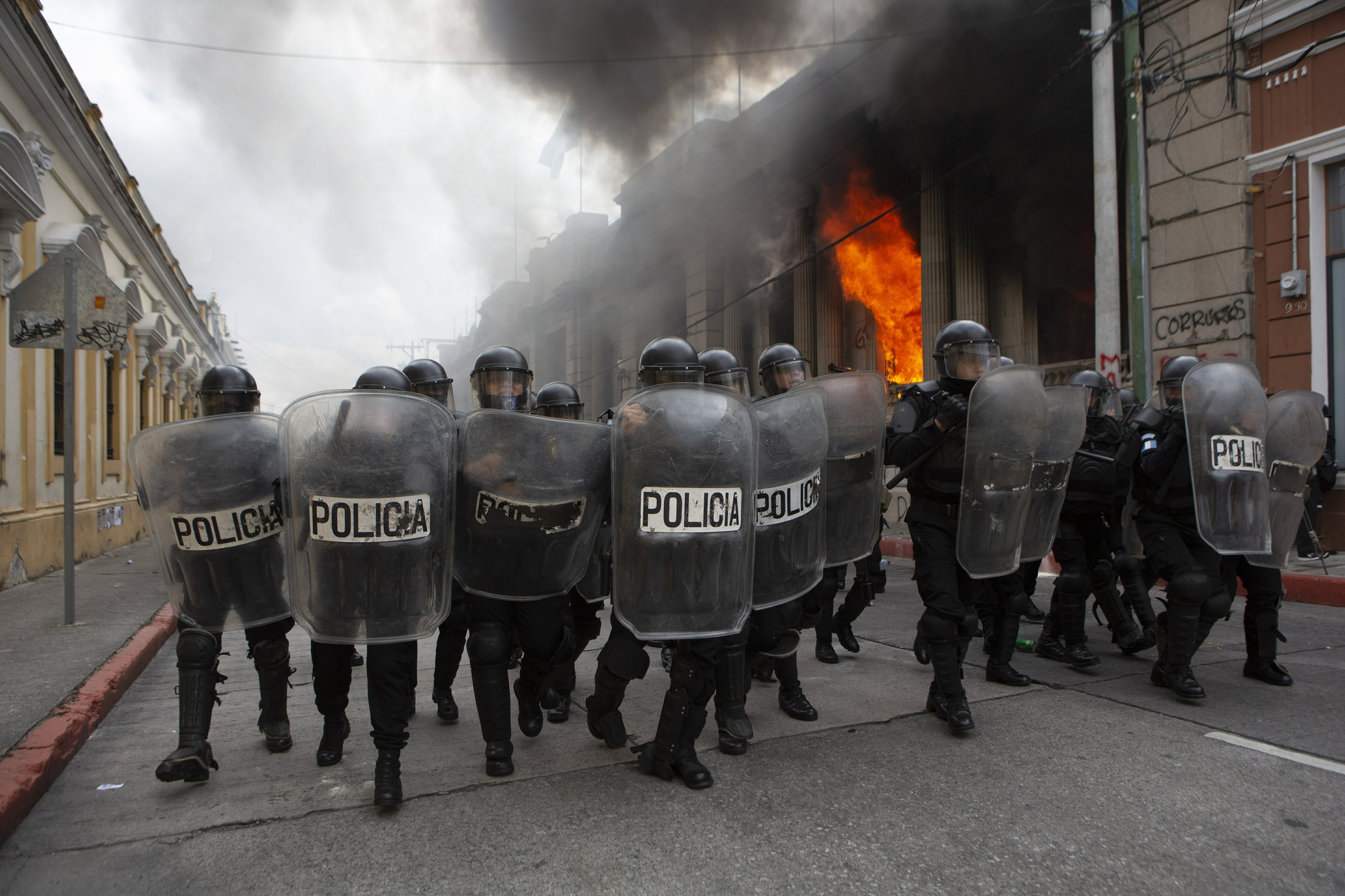 Protesters Torch Guatemala S Congress Building Amid Unrest