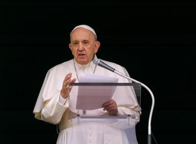 ARCHIVO - En esta foto de archivo del 6 de junio de 2021, el papa Francisco habla desde la ventana de su oficina a fieles y peregrinos en la Plaza de San Pedro, Vaticano. (AP Foto/Domenico Stinellis, file)