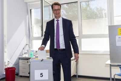 Hendrik Wuest, gobernador de Renania del Norte-Westphalia, al depositar su voto en  Rhede, Alemania, el 15 de mayo del 2022. (Guido Kirchner/dpa via AP)