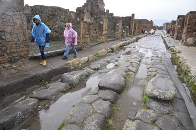 Turistas caminan dentro del sitio arqueológico de Pompeya, en el sur de Italia, el martes 15 de febrero de 2022. (Foto AP/Gregorio Borgia)