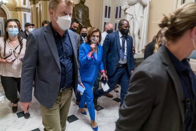 La presidenta de la Cámara de Representantes, Nancy Pelosi, sale del pleno de la cámara baja el jueves 30 de septiembre de 2021, en el Capitolio, en Washington. (AP Foto/Andrew Harnik)