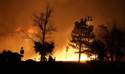Un incendio forestal arde en las inmediaciones de un pequeño centro comercial el jueves 30 de diciembre de 2021, cerca de Broomfield, Colorado. (AP Foto/David Zalubowski)