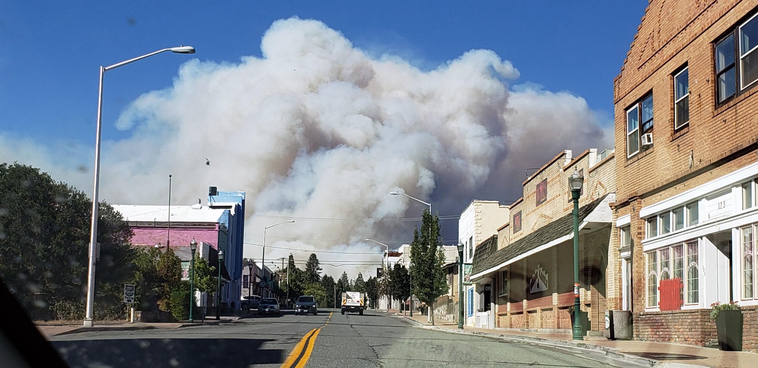 Los incendios forestales en el norte de California queman casas y causan heridos