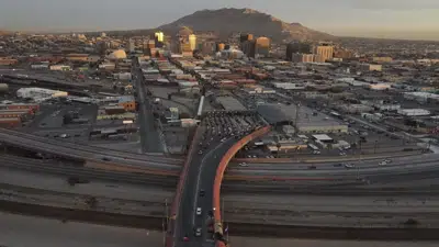 ARCHIVO - Vehículos hacen fila en el puente internacional del Paso del Norte en Ciudad Juárez, México, abajo, que hace frontera con El Paso, Texas, arriba, el 8 de noviembre de 2021. Un amplio grupo de migrantes en México que estaba listo para cruzar hacia Estados Unidos durante el fin de semana fueron bloqueados antes de atravesar el puente, según un portavoz de Oficina de Aduanas y Protección Fronteriza de Estados Unidos. Los migrantes representaban "una posible amenaza de entrada masiva" y se colocaron barreras físicas para impedir la entrada el domingo por la tarde, según dijo el vocero Roger Maier en declaraciones a The Associated Press el lunes 13 de marzo de 2023. (AP Foto/Christian Chávez, Archivo)