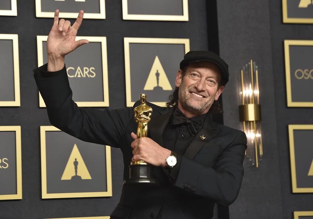 ARCHIVO - Troy Kotsur, ganador del premio a la mejor interpretación de un actor en un papel secundario por "CODA", posa en la sala de prensa de los Oscar el 27 de marzo de 2022 en el Dolby Theatre de Los Ángeles. Los tres Oscar ganados por la película “CODA” han brindado un sentimiento de afirmación sin precedentes a las personas de la comunidad sorda. (Foto de Jordan Strauss/Invision/AP, Archivo)