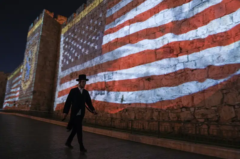 ARCHIVO - Una imagen de la bandera de EE. UU. se proyecta en los muros de la Ciudad Vieja de Jerusalén en honor a la visita del presidente Joe Biden a Jerusalén, el miércoles 13 de julio de 2022. Varios líderes judíos de EE. UU. están haciendo sonar las alarmas sobre lo que ven como una amenaza para Israel. democracia que plantea su nuevo gobierno, el partido Likud dirigido por Benjamin Netanyahu, quien asumió el cargo en diciembre de 2022, por temor a que erosione la independencia de su poder judicial y las protecciones legales para los grupos minoritarios. (Foto AP/Mahmoud Illean, archivo)