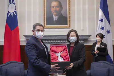 En esta imagen de archivo, distribuida por la oficina presidencial de Taiwán, el entonces presidente de Honduras, Juan Orlando Hernández, intercambia regalos con su homóloga taiwanesa, Tsai Ing-wen, durante una reunión en Taipéi, Taiwán, el 13 de noviembre de 2021. (Oficina Presidencial de Taiwán via AP, archivo)