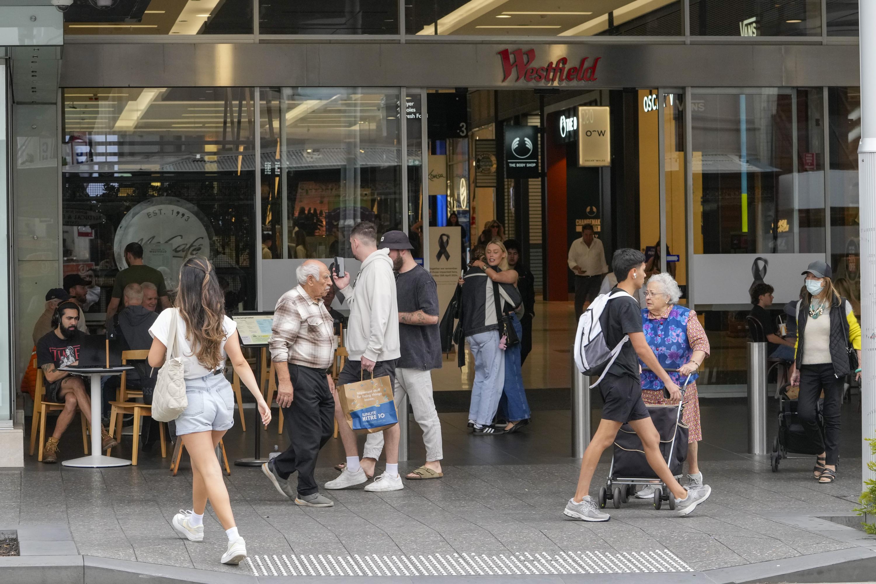 
                            Staff and shoppers return to 'somber' Sydney shopping mall 6 days after mass stabbings