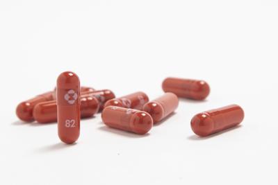 En esta imagen sin fecha proporcionada por Merck & Co., su nueva medicación antiviral. La farmacéutica dijo que su píldora experimental para enfermos de COVID-19 redujo las hospitalizaciones y las muertes. (Merck & Co. via AP)