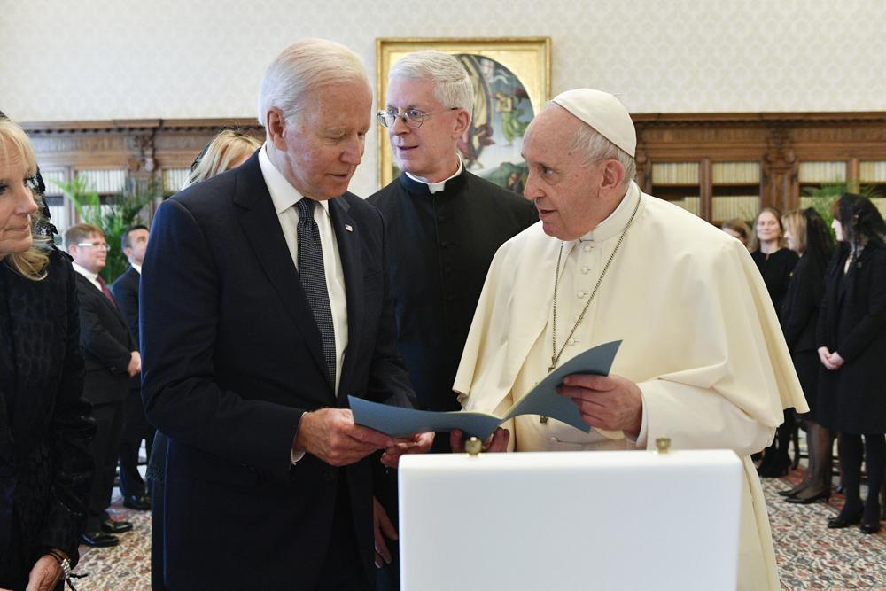 El presidente de Estados Unidos, Joe Biden, a la izquierda, intercambia obsequios con el Papa Francisco cuando se reúnen en el Vaticano, el viernes 29 de octubre de 2021. El presidente Joe Biden se reunirá con el Papa Francisco el viernes en el Vaticano, donde los dos romanos más notables del mundo Los católicos planean discutir la pandemia de COVID-19, el cambio climático y la pobreza. El presidente se enorgullece de su fe católica, utilizándola como guía moral para dar forma a muchas de sus políticas sociales y económicas. (Vatican Media vía AP)