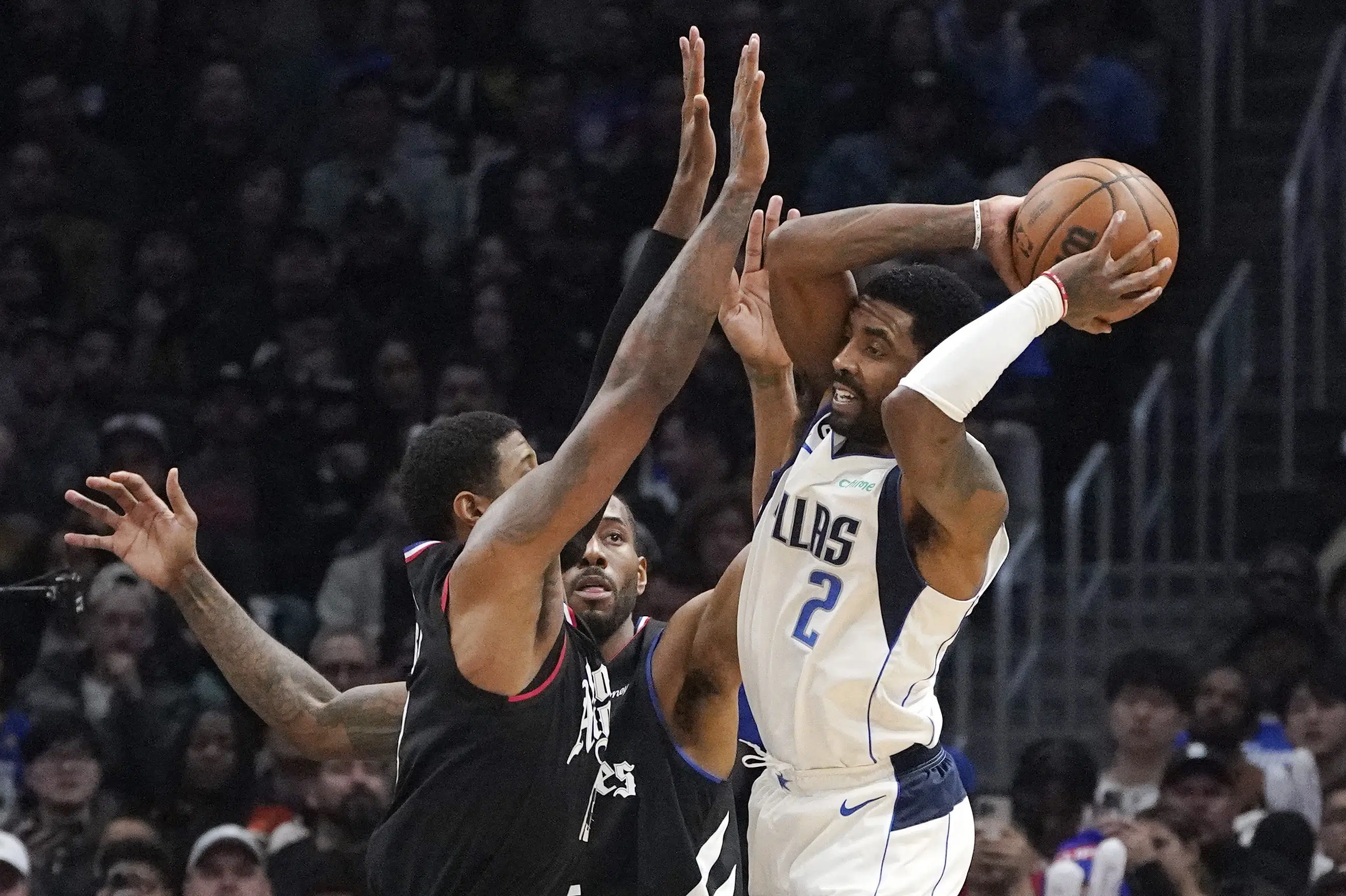 Irving marque 24 points à ses débuts à Dallas et mène les Mavs aux Clippers