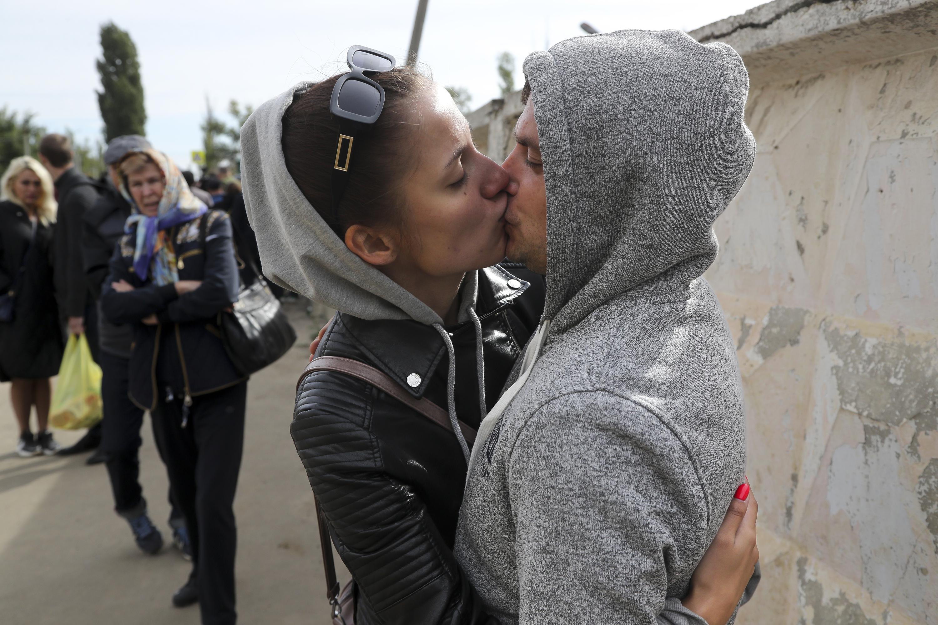 Горячие новости россия украина. Россия и Украина девушки поцелуй. Украинцы.