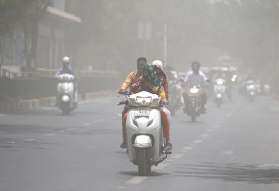 Una mujer se cubre la cara con una bufanda para protegerse de las olas de calor que atraviesa una tormenta de polvo en Ahmedabad, India, el sábado 21 de mayo de 2022. La intensa ola de calor que se extiende por el sur de Asia se hizo más probable debido al cambio climático y es una señal de lo que está por venir. Un análisis realizado por científicos internacionales dijo que esta ola de calor se hizo 30 veces más probable debido al cambio climático, y el calentamiento futuro haría que las olas de calor fueran más comunes y más calientes en el futuro. (AP Foto/Ajit Solanki)