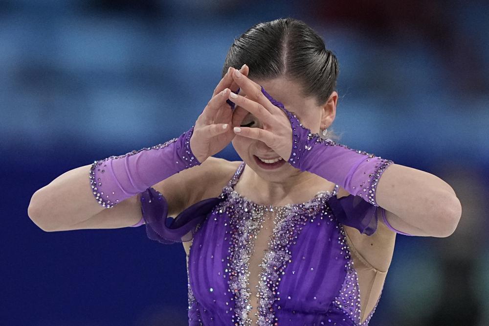 Kamila Valieva, del Comité Olímpico Ruso, reacciona en el programa corto femenino durante el patinaje artístico en los Juegos Olímpicos de Invierno de 2022, el martes 15 de febrero de 2022 en Beijing.  (Foto AP/David J. Phillip)