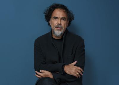Alejandro González Iñárritu posa para un retrato para promocionar la película "Bardo, falsa crónica de un puñado de verdades" el martes 25 de octubre de 2022 en Nueva York. (Foto por Christopher Smith/Invision/AP)