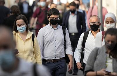 Personas luciendo mascarillas para el coronavirus caminan por la estación del metro de Waterloo en Londres el miécoles, 14 de julio del 2021. (AP Foto/Matt Dunham)