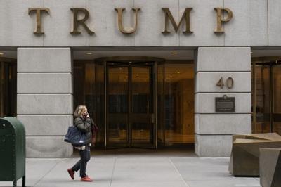 Una mujer camina frente al Edificio Trump, el miércoles 13 de enero de 2021, en la ciudad de Nueva York. (AP Foto/Mark Lennihan, archivo)