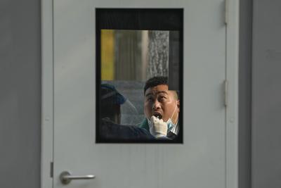 Un hombre se somete a un test rutinario de detección del COVID-19 en Beijing, el 2 de noviembre de 2022. (AP Foto/Andy Wong)