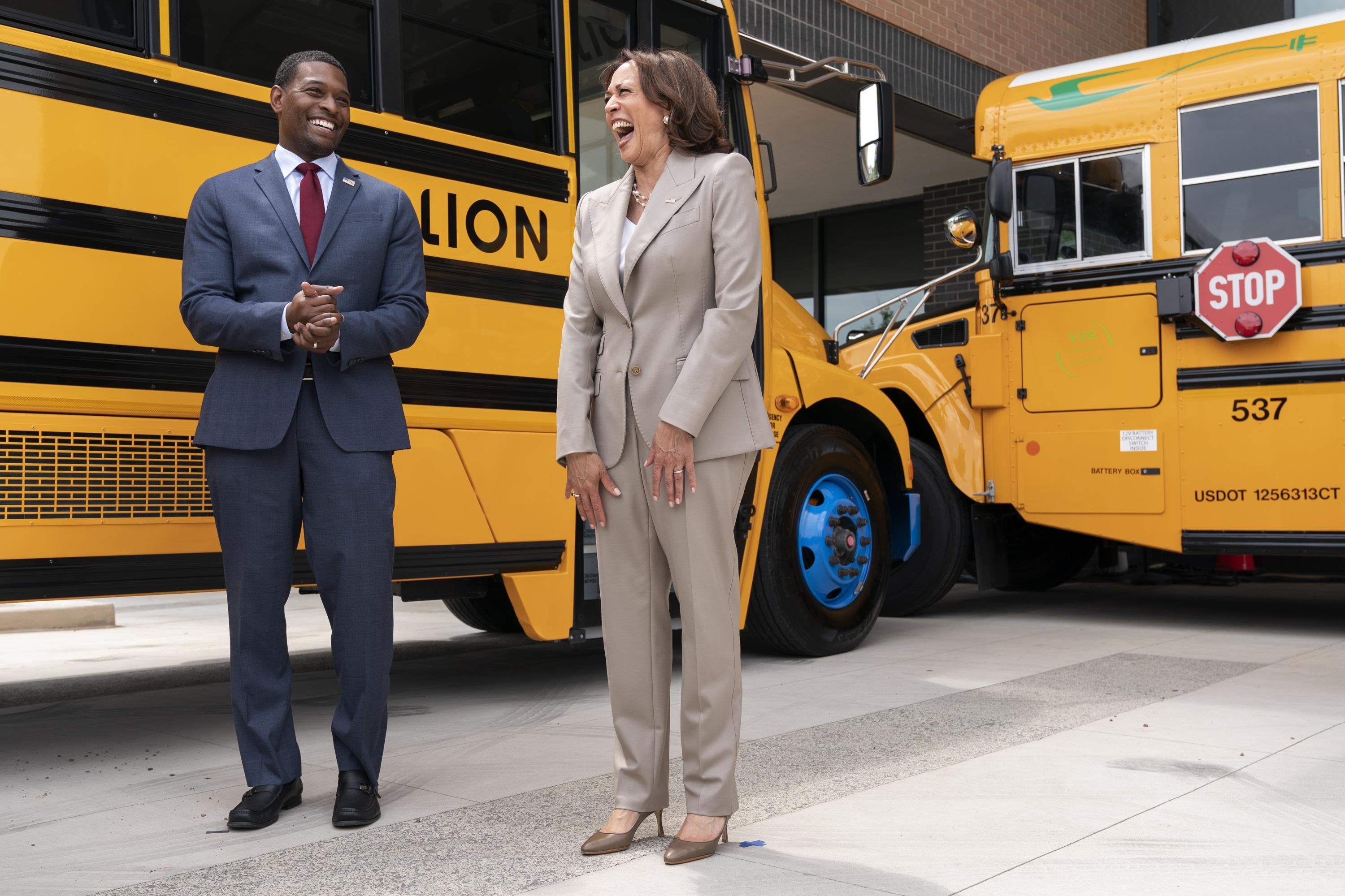 VP Harris celebrates $1B award to schools for electric buses - The Associated Press - en Español