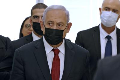 El ex primer ministro israelí, Benjamin Netanyahu, saliendo de un tribunal en Jerusalén el martes 16 de noviembre de 2021. (Jack Guez/Pool Photo vía AP)