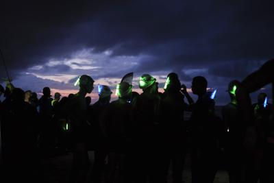 Jóvenes deportistas acuden a la competencia de aguas abiertas en la playa Los Ángeles, el sábado 4 de septiembre de 2021, en La Guaira, Venezuela. (AP Foto/Matias Delacroix)