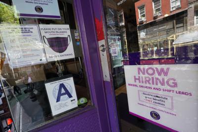 Anuncios sobre empleos disponibles en Greenwich Village en Manhattan, en la ciudad de Nueva York. Foto tomada el 4 de mayo del 2021.  (Foto AP/Mary Altaffer)