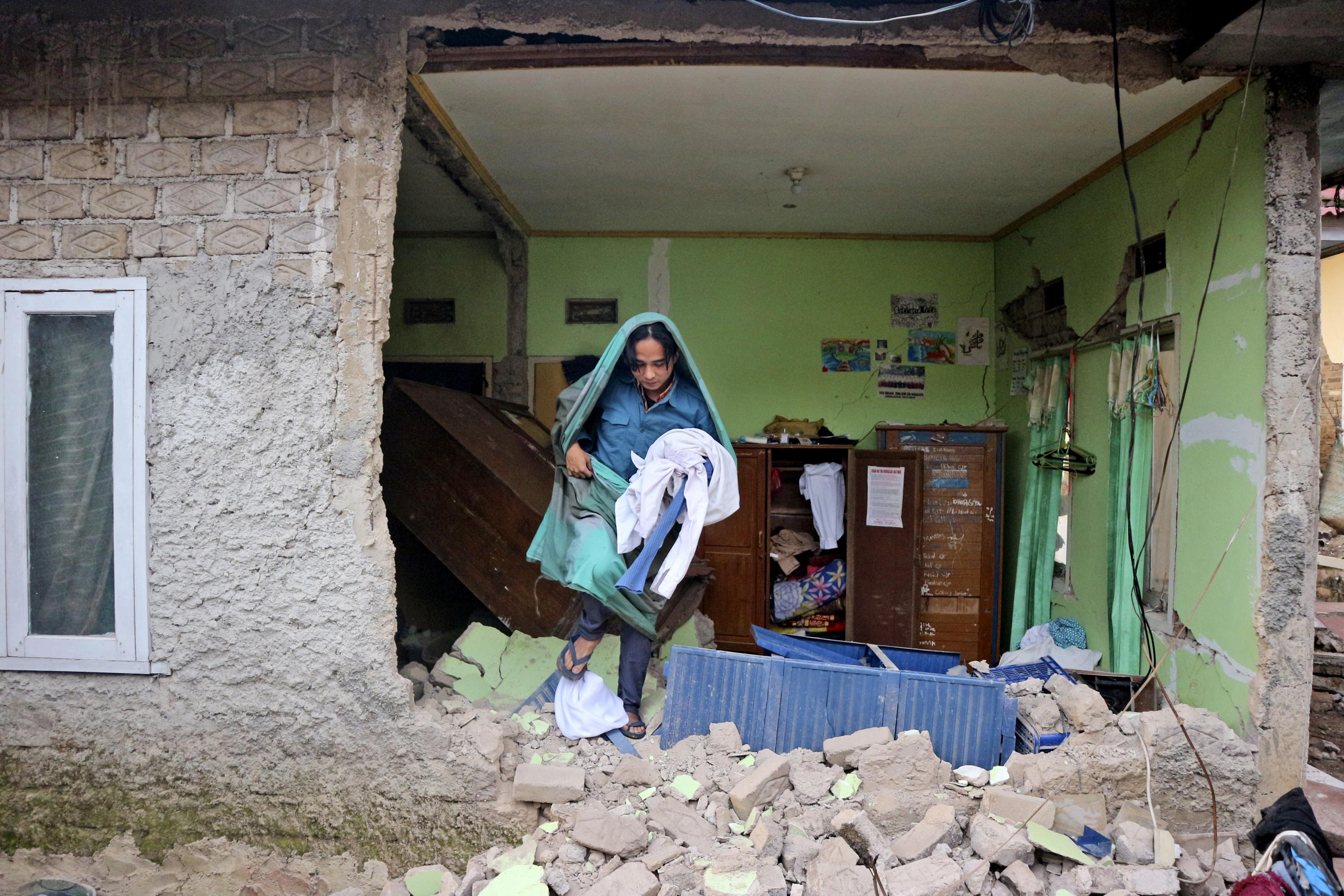 162 morts alors qu’un tremblement de terre en Indonésie renverse des maisons, des bâtiments et des routes