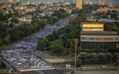 Miles de personas desfilan por una avenida durante la marcha del Día del Trabajo hacia la Plaza de la Revolución el domingo 1 de mayo de 2022, en La Habana, Cuba. (Foto AP/Ismael Francisco)