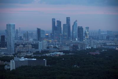 Vista panorámica de Moscú al anochecer del 15 de julio del 2018. Rusia sufre una fuga de cerebros como consecuencia de la invasión de Ucrania, sobre todo en el sector informático. (AP Photo/Alexander Zemlianichenko, File)