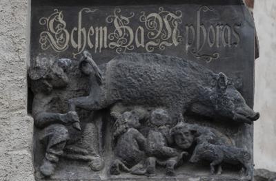 ARCHIVO - La llamada escultura "Judensau" o "cerdo judío" se exhibe en la fachada de la Stadtkirche (Iglesia de la Ciudad) en Wittenberg, Alemania, el 14 de enero de 2020. Un tribunal federal alemán consideró el lunes el intento de un hombre judío de forzar la retirada de la estatua antisemita de 700 años de antigüedad de la iglesia donde una vez predicó Martín Lutero, y dijo que emitirá su veredicto en la larga disputa el próximo mes. (AP Photo/Jens Meyer, Archivo)