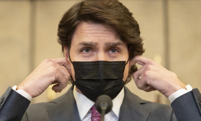 El primer ministro canadiense Justin Trudeau se prepara a hablar en conferencia de prensa para anunciar la aplicación de la Ley de Emergencia contra las protestas anti COVID, en Ottawa, Canadá, el 14 de febrero de 2022. (Adrian Wyld/The Canadian Press via AP)