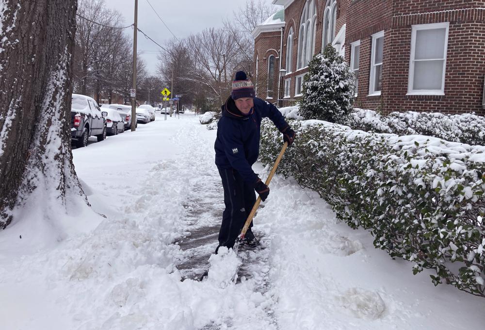 Richard Fuller, de 45 años, palea una acera en Norfolk, Virginia, el sábado 22 de enero de 2022. Una tormenta de invierno dejó hasta seis pulgadas de nieve en partes de la costa de Virginia y Carolina del Norte, así como hielo más al sur en partes de Carolina del Norte y Carolina del Sur.  (Foto AP/Ben Finley).