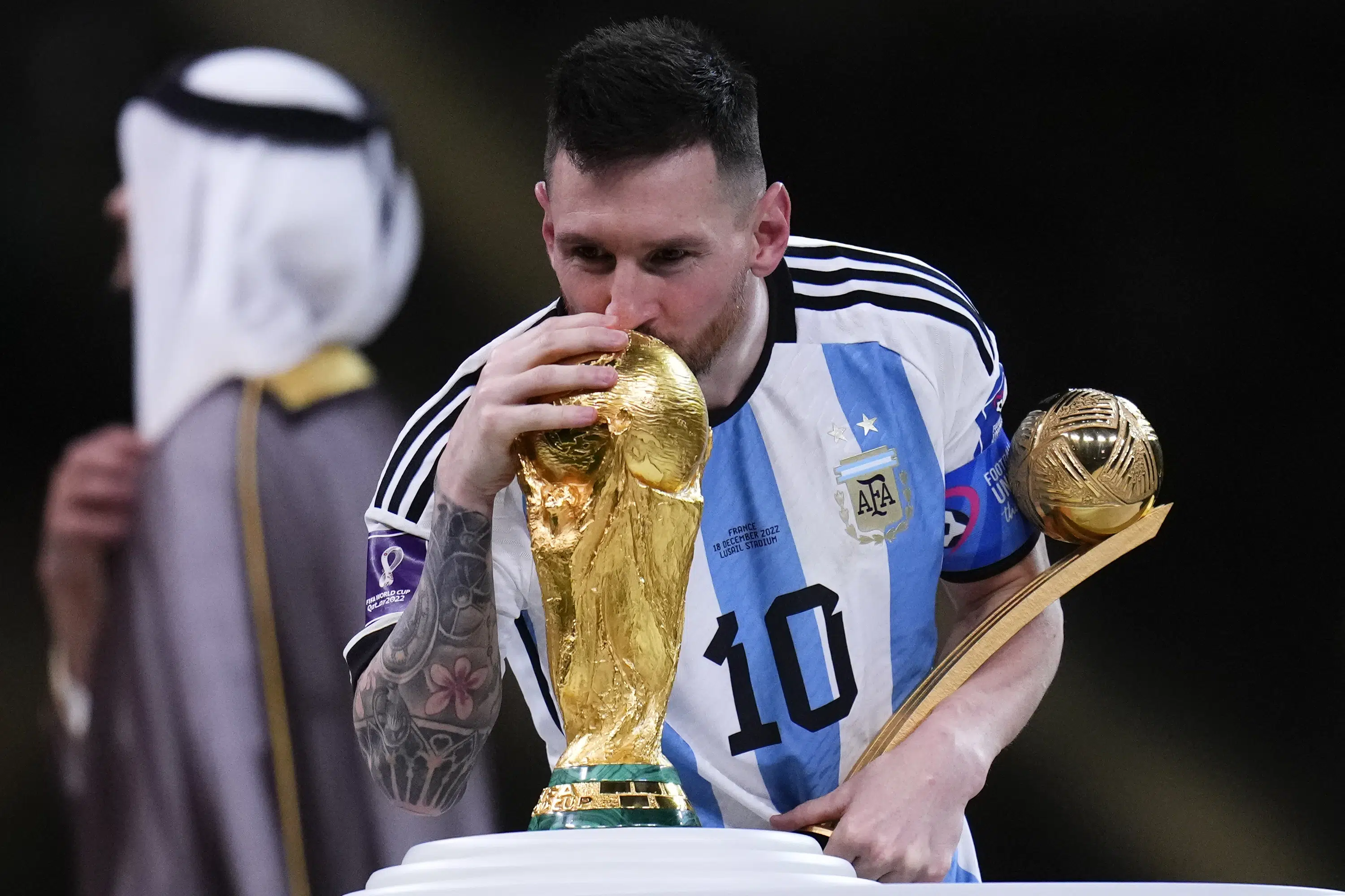 Lionel Messi Kissing World Cup Trophy Gif Lionel Messi Kissing World ...