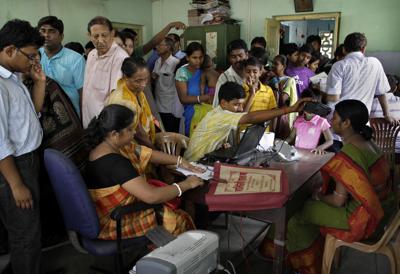 En esta foto del 16 de mayo de 2012, ciudadanos indios se inscriben en Aadhar, el proyecto de identificación indio, en Kolkata. Una empresa estadounidense de seguridad digital dijo el 22 de septiembre de 2021 que un grupo chino probablemente auspiciado por el gobierno hackeó dicha base de datos. (AP Foto/Bikas Das, File)