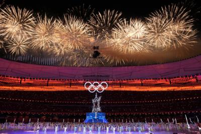 Los fuegos artificiales durante la ceremonia de clasura de los Juegos Olímpicos de Invierno de Beijing, el domingo 20 de febrero de 2022. (AP Foto/Bernat Armangue)